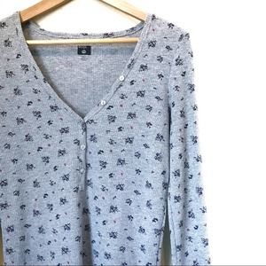 URBAN OUTFITTERS BDG Ditsy Floral Henley V-Neck Shirt Top Long Grey Size Medium